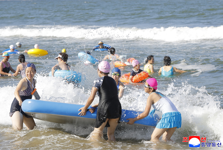 14-인민의 기쁨 넘쳐나는 동해의 명사십리-원산갈마해안관광지구